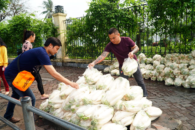 Video: Dân Thủ đô đánh ô tô, SH đi... giải cứu củ cải